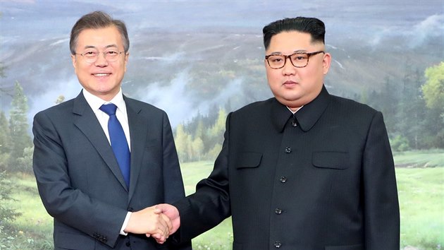 Ldi KLDR a Jin Koreje Kim ong-un (vpravo) a Mun e-in se opt seli v demilitarizovanm psmu. (26.5.2018)