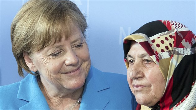 Německá kancléřka Angela Merkelová hovoří s Mevlude Gencovou, příbuznou obětí žhářského útoku z roku 1993 (29.5.2018)