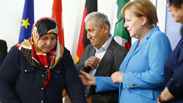 Německá kancléřka Angela Merkelová a Mevlude Gencová (vlevo), která byla příbuznou obětí žhářského útoku v roce 1993. (29.5.2018)
