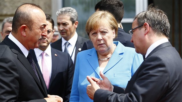 Nmeck kanclka Angela Merkelov, tureck ministr zahrani Mevlut avuoglu (vlevo) a premir spolkov zem Severn Porn - Westflsko Armin Laschet pi vzpomnce na hsk tok z roku 1993. (29.5.2018)