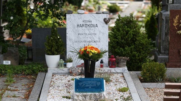 Na zavražděnou čtyřčlennou rodinu chodí příbuzní a přátelé zavzpomínat na hřbitov v brněnských Řečkovicích.