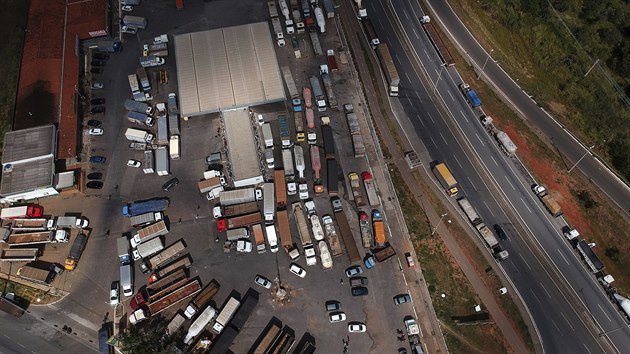 Odborové organizace řidičů kamionů zahájily v Brazílii  celonárodní stávku kvůli nárůstu cen pohonných hmot. Tisíce kamionů zablokovaly důležité silnice (25. května 2018)