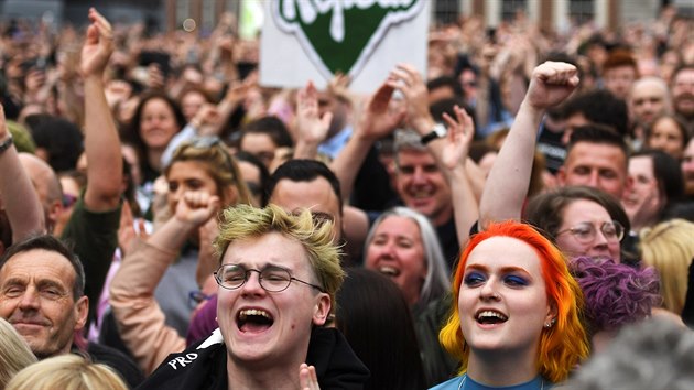 Irové v Dublinu oslavují výsledek referenda, které zrušilo letitý zákaz potratů. (26. května 2018)