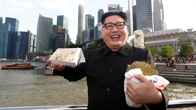 Obyvatele Singapuru i místní turisty překvapil dvojník severokorejského diktátora Kim Čong-una, který vystupuje pod jménem  Howard X. (27. května 2018)