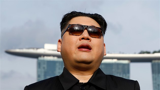 Obyvatele Singapuru i místní turisty překvapil dvojník severokorejského diktátora Kim Čong-una, který vystupuje pod jménem  Howard X. (27. května 2018)