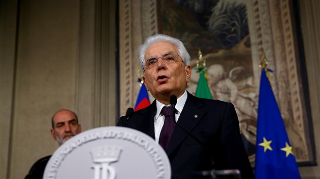 Italsk prezident Mattarella odmtl jmenovat ministrem financ euroskeptickho ekonoma Paola Savonu. (27. kvtna 2018)