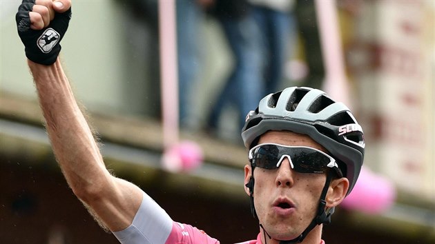 Britsk jezdec Simon Yates oslavuje vtzstv v patnct etap Giro Italie.
