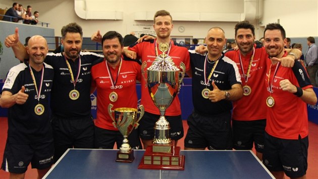 Stolní tenisté TTC Ostrava 2016 pózují s trofejí pro vítěze české Extraligy.