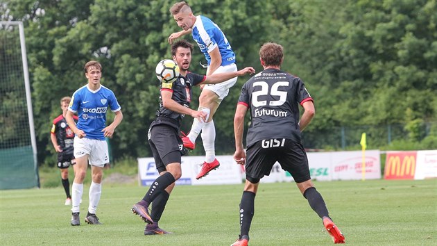 Momentka z druholigového utkání mezi fotbalisty Táborska (v modrém) a Hradce Králové