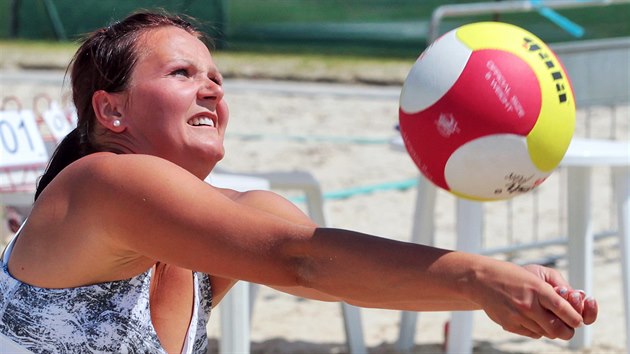 Klára Pecháčková v zápase Českého poháru žen v beachvolejbalu