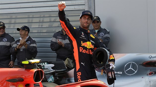 Australan Daniel Ricciardo ze stáje Red Bull se raduje z výhry v kvalifikaci na Velkou cenu Monaka.