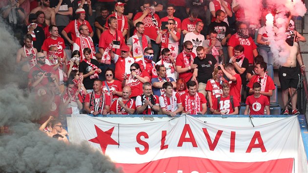 Příznivci Slavie podporují své oblíbence v utkání s Teplicemi.