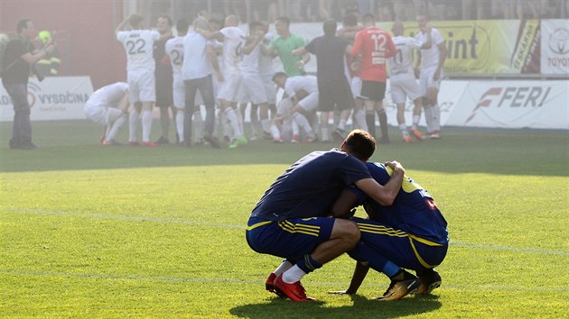 Fotbalist Jihlavy (v poped) smutn, porka s Karvinou je odsoudila k sestupu. Vtzn tm naopak v pozad slav zchranu.