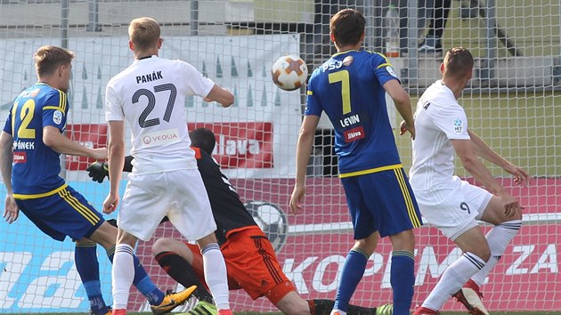 �to�n� akce hr��� Karvin� (v b�l�m) kon�� g�lem do s�t� Jihlavy.