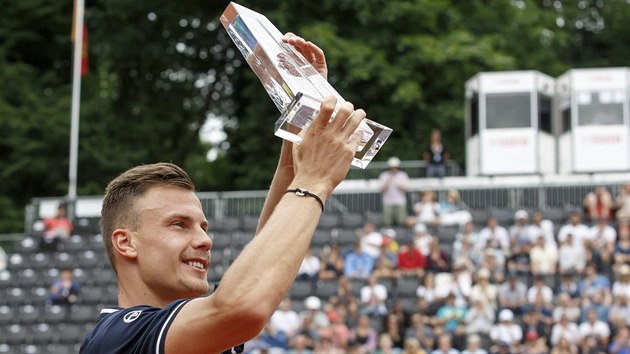 Maarsk tenista Mrton Fucsovics pzuje s trofej pro vtze turnaje v enev.