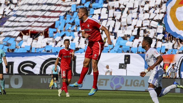 Brnnsk Petr Pavlk (uprosted) hlavikuje v utkn s Bankem Ostrava.