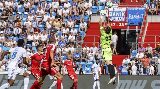 Brn�nsk� brank�� Pavel Halouska (vpravo) se natahuje po centrovan�m m��i.