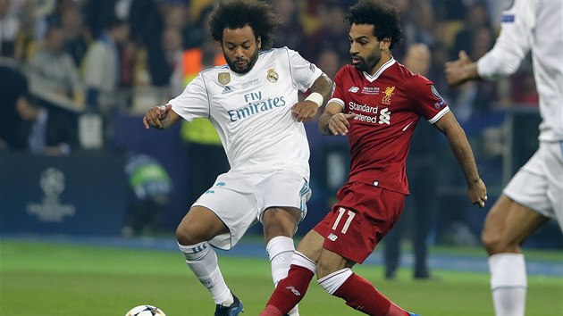 Marcelo z Realu Madrid (vlevo) a Mohamed Salah z Liverpoolu bojuj o m ve finle Ligy mistr.