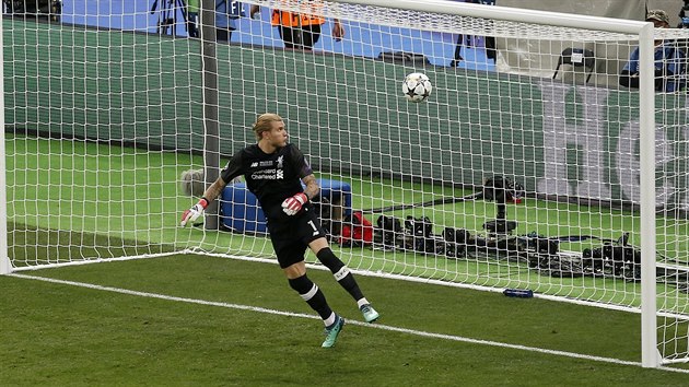 Brankář Liverpoolu Loris Karius inkasuje ve finále Ligy mistrů laciný gól z kopačky Garetha Balea.