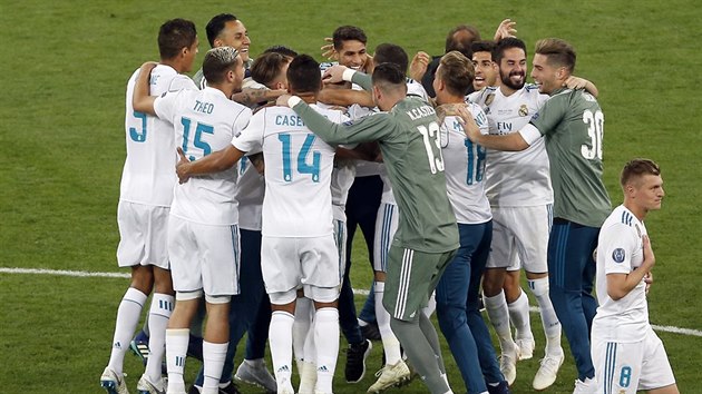 Fotbalist Realu Madrid slav tet vtzstv v ad v Lize mistr.