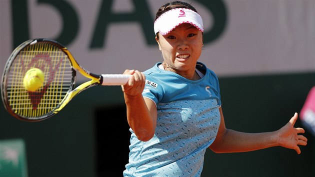 Japonka Kurumi Naraov v utkn prvnho kola Roland Garros proti Barboe Strcov