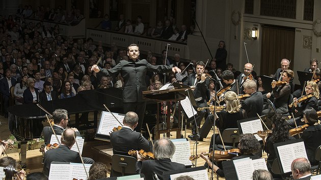 Tonhalle-Orchester Zrich dirigoval na Praskm jaru Lionel Bringuier