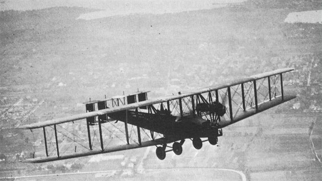 Upravený Handley Page V/1500 nad Long Islandem. Tento exemplář pojmenovaný Atlantic se na konci jara 1919 připravoval na přelet Atlantiku, k realizaci přeletu nakonec nedošlo, neboť byl předstižen letounem Vickers Vimy pilotovaným Alcockem a Brownem.