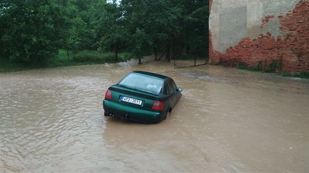 Hasiči zasahovali u povodně v Kotovicích na Plzeňsku.