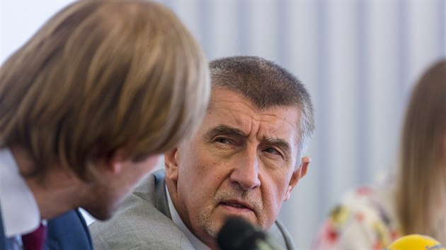Premir v demisi Andrej Babi s ministrem zdravotnictv Adamem Vojtchem na tiskov konferenci ve FN Motol (24. kvtna 2018).