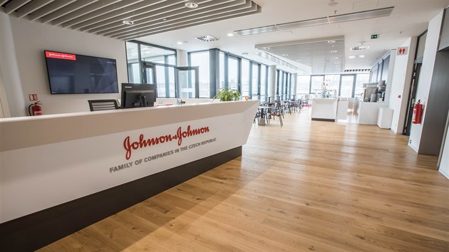 Nov kancelsk budova Johnson & Johnson na prask Waltrovce. Recepce a kavrna na sedmm pate.