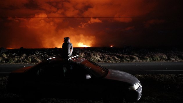 Obyvatele ostrova a turisty, pro kter je erupce Kilauey atrakc, policie varovala ped rychlm postupem valc se roztaven horniny, z n mohou vystelovat a nkolikametrov hav kusy. (20. kvtna 2018)