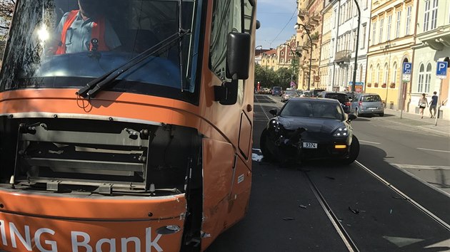 Nehoda vozu Porsche Panamera s pražskou tramvají.