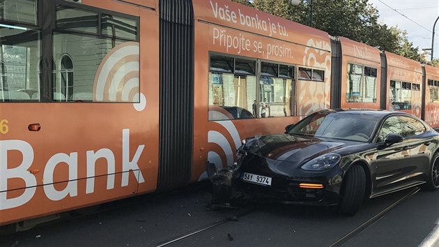 Nehoda vozu Porsche Panamera s pražskou tramvají.