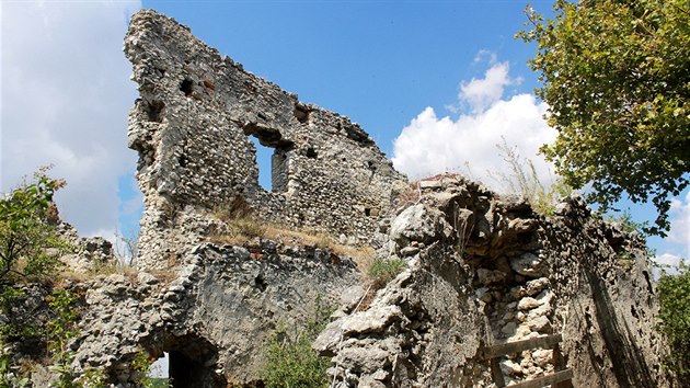 Nejstar sti hradu Falkenstein pamatuj romnsk obdob.