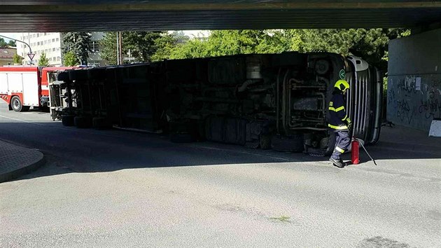 idi kamionu vjel pod eleznin most v st nad Orlic. Po nrazu se kolos pevrtil na bok. (21.5.2018)