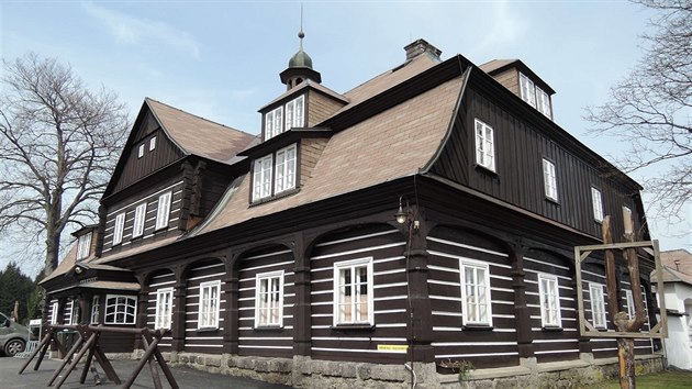 Historie malovy chaty se ve k roku 1756, kdy na Nov Louce vznikla sklsk hu.