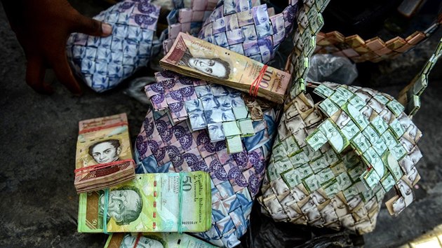 Pětadvacetiletý Wilmer Rojas z Caracasu vyrábí kabelky z devalvovaných venezuelských bankovek.