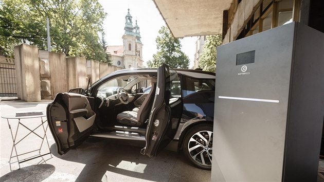 Společnost OIG Power spolu s ČEZ a BMW představila koncept elektromobility včetně nabíjecích stanic a domácí baterie - batteryboxu - napojené na domácí solární elektrárnu. (21. května 2018)