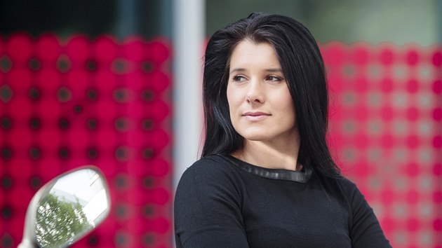 Tereza Knihová je členkou střeleckého spolku Heart Warrior a výkonnou ředitelkou Nadačního fondu Ozbrojených složek ČR, který založila.