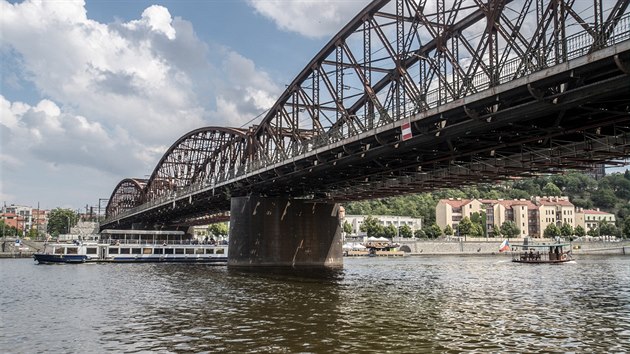 Železniční most spojující pražský Smíchov s Výtoní. (23. května 2018)