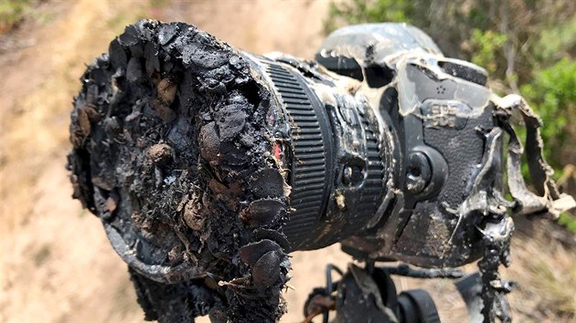 FOTOAPART NA UHEL. Fotograf z americkho Nrodnho adu pro letectv a kosmonautiku (NASA) vyfotil svj roztaven fotoapart pot, co ho zniil r ze zehu rakety Falcon 9 spolenosti SpaceX na leteck zkladn Vandenberg v Kalifornii. 