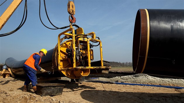 Stavba povrchové části plynovodu Nord Stream 1 u německého města Lubmin (duben 2010)