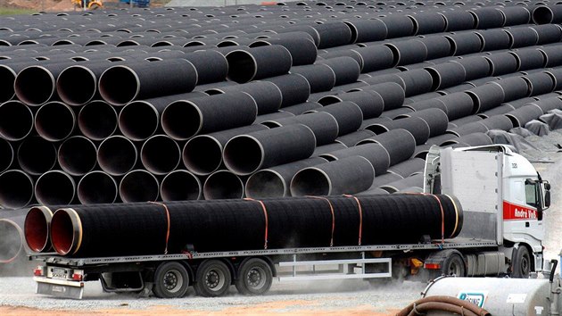 Ocelové potrubí pro stavbu plynovodu Nord Stream 1 uskladněné v německém přístavu Sassnitz (19. května 2008)