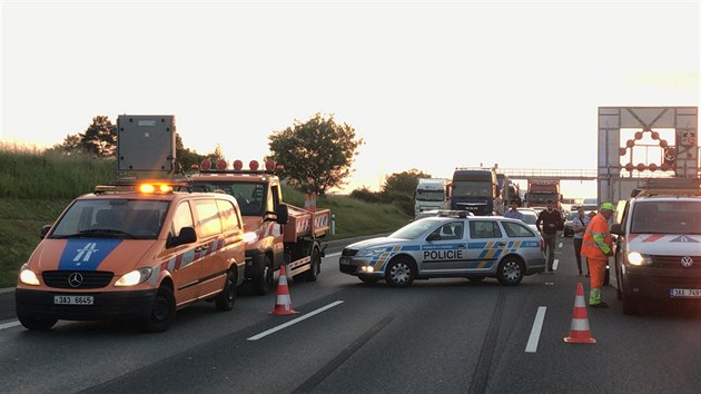 Hromadn nehoda t a pti aut uzavela dlnici D1 na 16. kilometru u Vechrom ve smru na Brno.