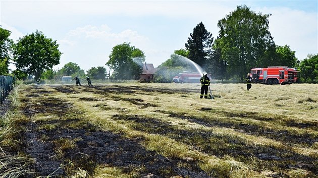Hasiči likvidují požár suché trávy v Rychvaldu na Karvinsku. (28. května 2018)