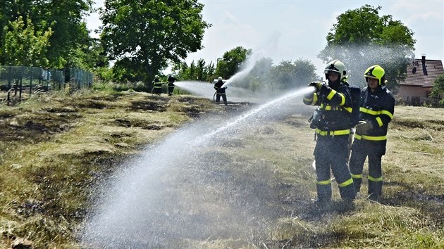 Hasiči likvidují požár suché trávy v Rychvaldu na Karvinsku. (28. května 2018)