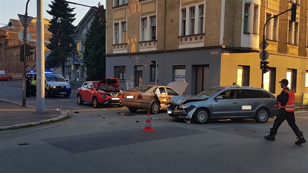 Na kiovatce Korandovy a Tylovy ulice v Plzni se srazila ti auta. Zchrani odvezli pt zrannch. (25. kvtna 2018)