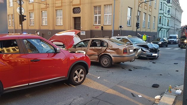Na kiovatce Korandovy a Tylovy ulice v Plzni se srazila ti auta. Zchrani odvezli pt zrannch. (25. kvtna 2018)