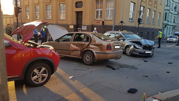 Na kiovatce Korandovy a Tylovy ulice v Plzni se srazila ti auta. Zchrani odvezli pt zrannch. (25. kvtna 2018)