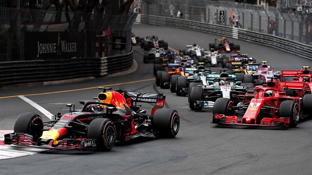 Momentka z Velk ceny Monaka, ve veden Daniel Ricciardo z Red Bullu.